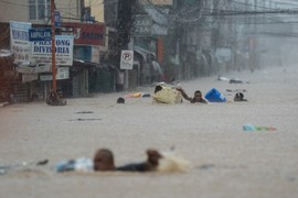 Cảnh phố biến thành sông ở Philippines vì bão Gaemi