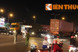 Xe máy tông xe container, một người chết thảm