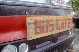 Quán cà phê bus khác lạ giữa Hà Nội hút khách trẻ