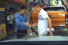 Video: Đâu phải cứ va quệt là cãi vã, vẫn đầy hành động đẹp bất ngờ