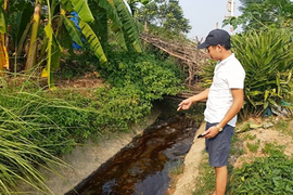 Nửa đêm, cả xã bị đổ chất thải lạ bốc mùi hôi thối