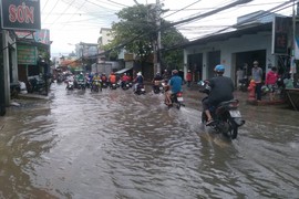 TP.HCM: Dân bất lực nhìn tài sản ngập trong biển nước