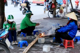 Hà Nội: Người lao động đốt lửa sưởi ấm trong trời giá rét