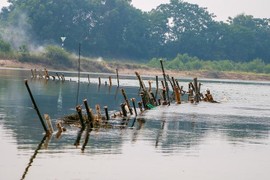 Người dân dựng 'trận địa' chống tàu cát trên sông Bồ