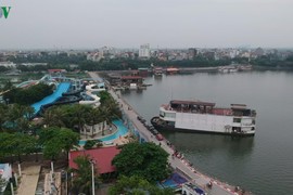 Du thuyền, nhà hàng nổi hoang tàn vật vờ bên Hồ Tây