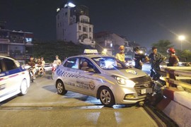 Tài xế taxi đâm vỡ thành cầu Chương Dương vì ngủ gật