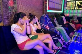 Nhân viên karaoke sẽ phải đeo biển tên từ tháng 9