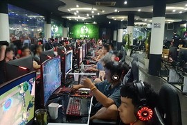 40 game thủ 'cày' trong tiệm game ở Hà Nội, bất chấp lệnh cấm