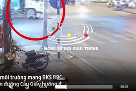 Video: Xe môi trường tông 2 nữ sinh đi xe máy, 1 người thương nặng