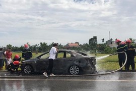 Video: Tài xế khóc lóc, nhờ người lấy hộ giấy tờ trong ôtô đang cháy