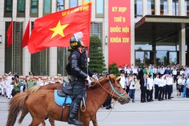 Đoàn cảnh sát cơ động kỵ binh diễu hành trước quảng trường Ba Đình