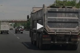 Video: Xe tải vô tư 'thải bậy' bùn đất dọc Đại lộ Thăng Long