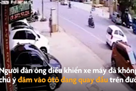 Video: Không chú ý, mô-tô đâm vào xế hộp đang quay đầu xe