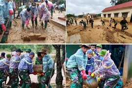 Công an lội bùn giúp dân dọn dẹp sau lũ