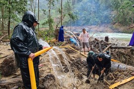 Bộ đội đu ròng rọc qua sông tìm người mất tích ở Trà Leng