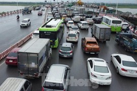 Cầu Vĩnh Tuy ùn tắc nghiêm trọng, vì sao?