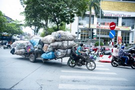 Xe tự chế chở hàng cồng kềnh ngang nhiên “làm xiếc” trước mặt CSGT ở Hà Nội