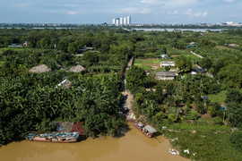 Người dân Hà Nội di chuyển bằng đò sau trận mưa ngập