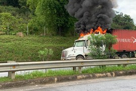 Xe container cháy dữ dội trên cao tốc Nội Bài - Lào Cai