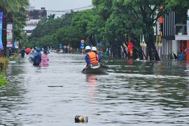 Lật ghe chở 8 người vượt lũ, mẹ tử vong, con mất tích