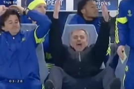 HLV Mourinho cười mỉa mai khi trọng tài không thổi phạt đền