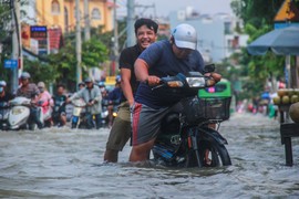 Sài Gòn không mưa người dân vẫn đẩy xe bì bõm trên đường