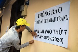 Thương cảm cảnh bà bầu quyết bám trụ ở vỉa hè chờ mua khẩu trang