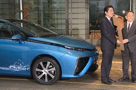 Người nhận chiếc Toyota Mirai đầu tiên là thủ tướng Nhật 