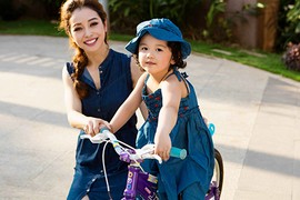 Con gái Jennifer Phạm hào hứng tập đi xe đạp