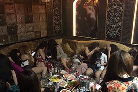 Hơn 60 cô gái “thiếu vải” chạy tán loạn trong quán karaoke không phép