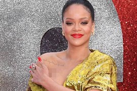 Rihanna mặc hở bạo trên thảm đỏ ra mắt phim