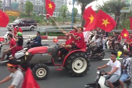 Video: CĐV lái 4 máy cày “chất như nước cất” đi đón Olympic Việt Nam