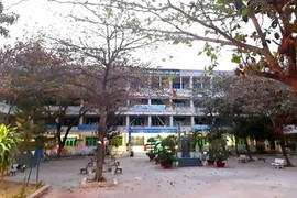 Người phụ nữ lạ lẻn vào học, nhảy lầu tự tử, học sinh khiếp sợ