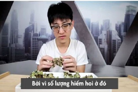 Video: Chàng trai nhăn mặt trong lần đầu dùng thử đặc sản ngón tay quỷ 