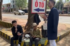 Clip: Quốc Trường ngẫu hứng hát “Tình bơ vơ” ngay giữa đường phố