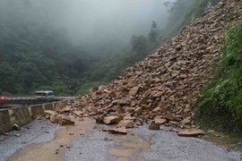 Sạt lở, hàng trăm m3 đá chắn ngang đường lên cửa khẩu Cầu Treo