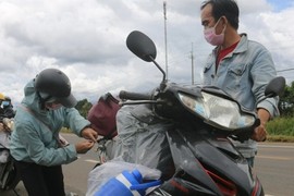 Vợ chồng thai phụ cuốc bộ 2.000 km về quê với chỉ 200.000 đồng