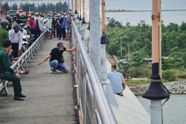 Người đàn ông “đu” lan can cầu 8 tiếng đồng hồ, dọa nhảy xuống sông Hàn