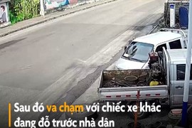 Video: Xe mất lái, lao vào nhà dân vì tránh một chú chó 