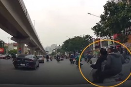 Video: Chuyển làn ẩu, hai cô gái đi xe máy lao vào đầu ôtô