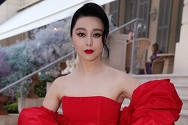 Phạm Băng Băng khoe vai trần gợi cảm ở Cannes 2023