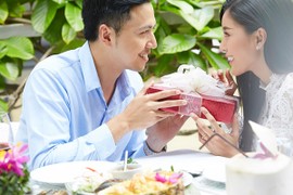 Bất ngờ bạn trai quỳ xuống cầu hôn tôi trước mặt người yêu cũ