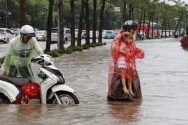 Đường trước trung tâm thương mại mới mở ở Hà Nội ngập sâu kéo dài