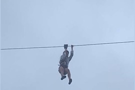 Video: Giải cứu nữ du khách mắc kẹt trên đường trượt zipline