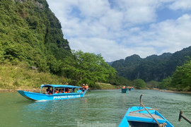 Thuyền nối đuôi chở khách du xuân ngắm động Phong Nha