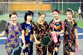 Quỳnh Nga, Quỳnh Kool mặc đồ ngủ đi tập pickleball 