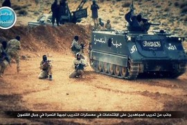 Quân Al-Qaeda dùng xe thiết giáp M113A1 của Mỹ