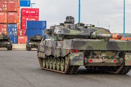 Xem 20 xe tăng Leopard 2A6 hành quân tới Phần Lan