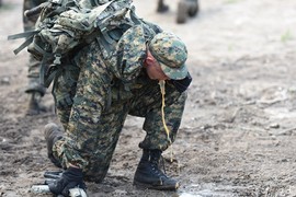 Thi đấu mệt mỏi, lính Nga nôn mửa ngay trên “đường đua“