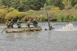 Làm sao để cứu xe tăng T-72 “chết đuối” dưới sông?